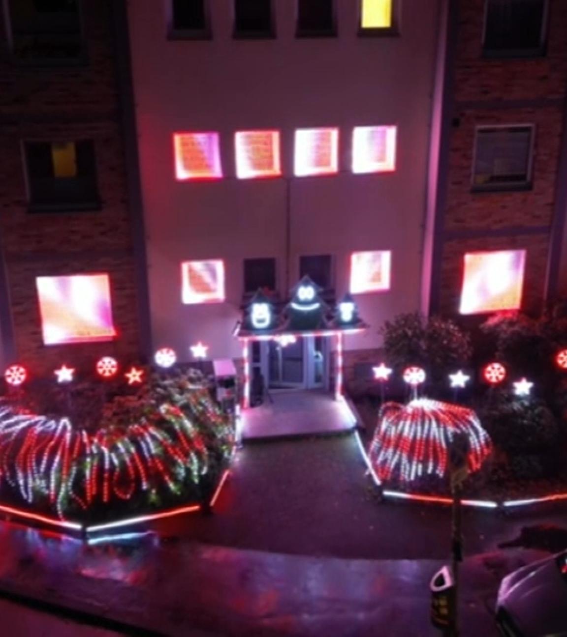 Ein weihnachtlich bunt beleuchtetes Haus in Köln-Esch.