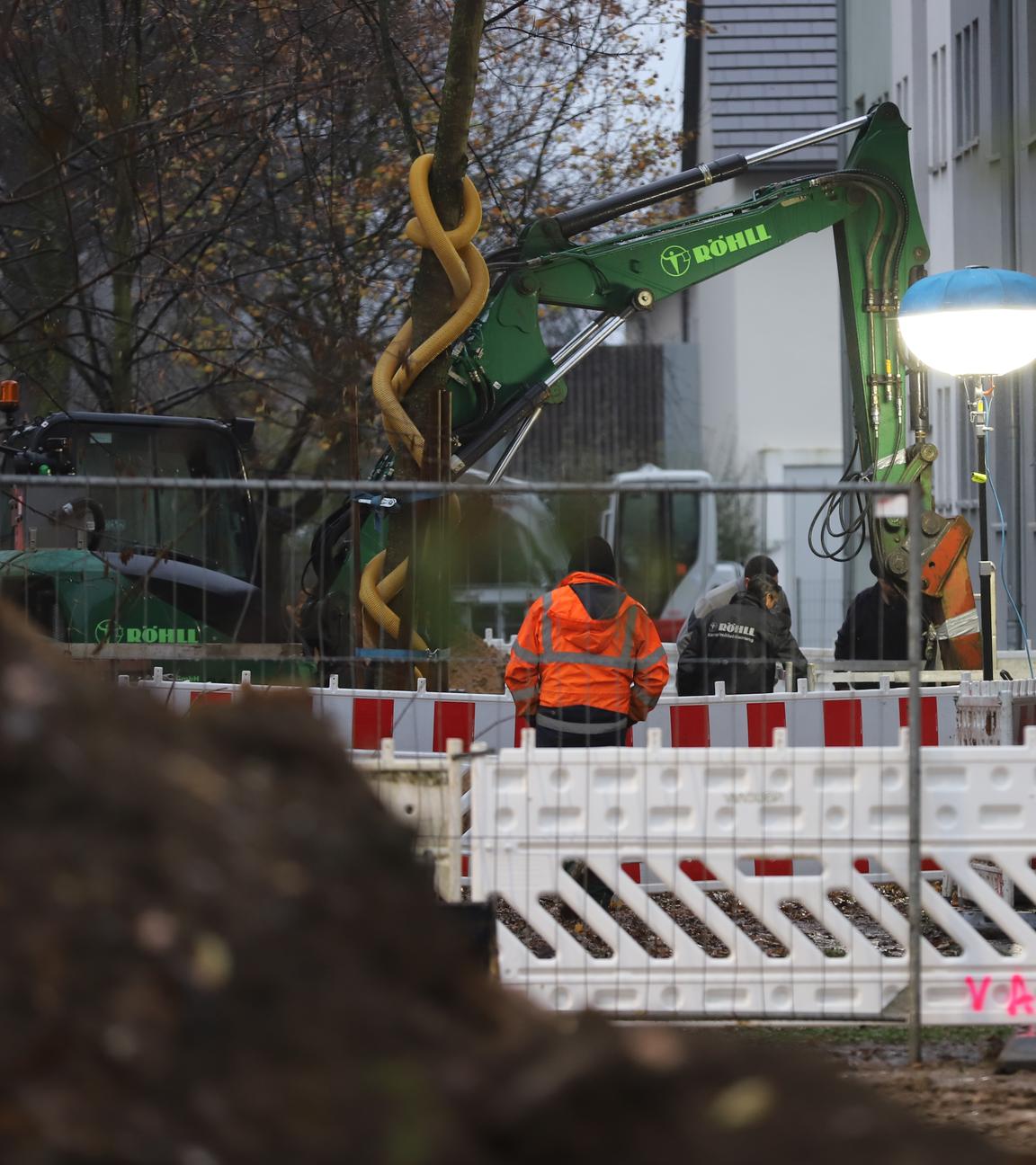Kampfmitellbeseitiger arbeiten am Fundort der Weltkriegsbomben. Wegen der Entschärfung von zwei Weltkriegsbomben musste in Köln kurzfristig eine wichtige Eisenbahnstrecke gesperrt werden.