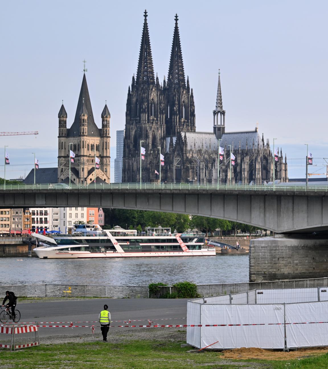 Eine der Fundstellen wird von Mitarbeitern des Ordnungsamtes bewacht.