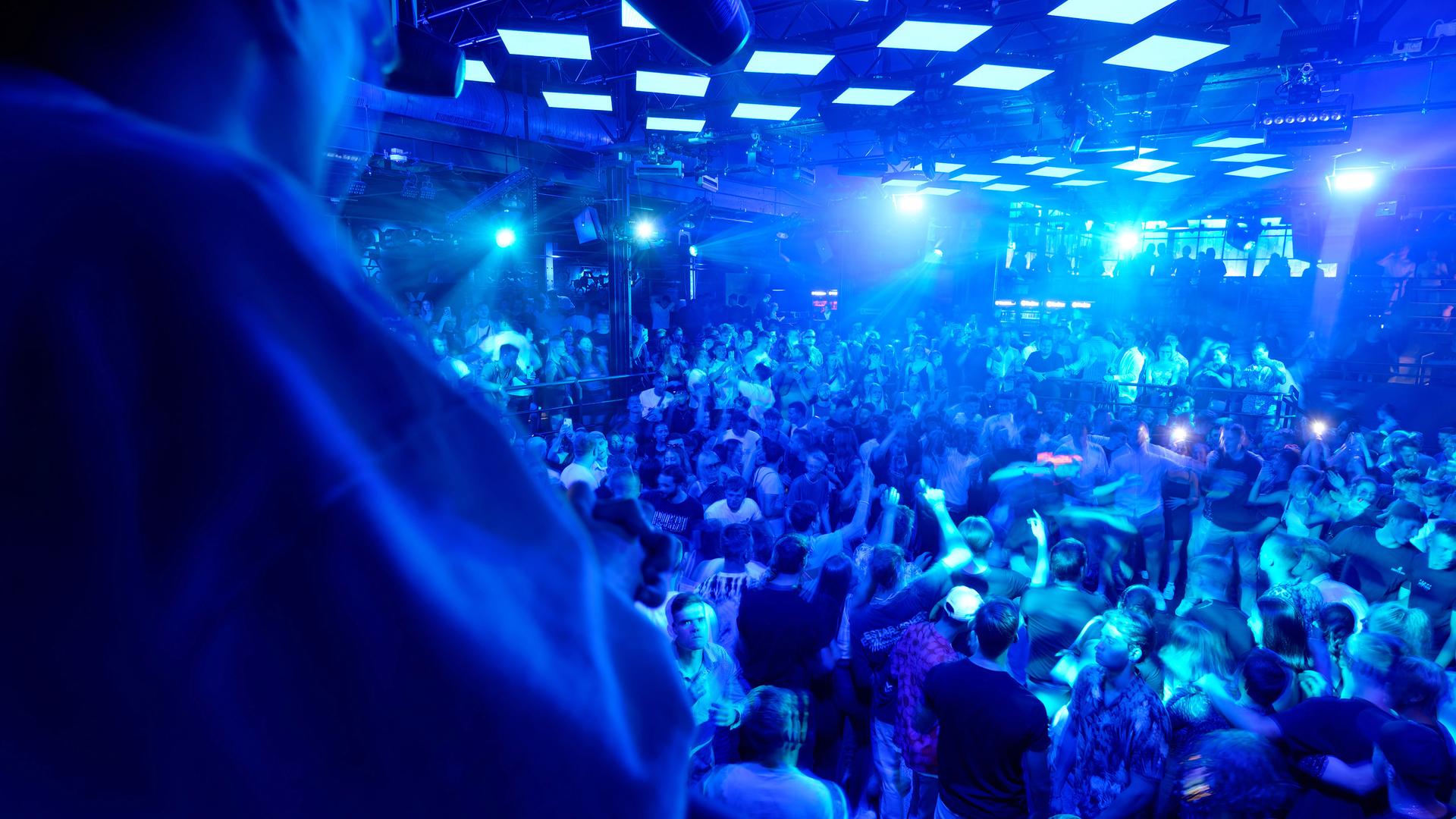 Gäste drängen sich auf einer der Tanzflächen im Kölner Club "Bootshaus"