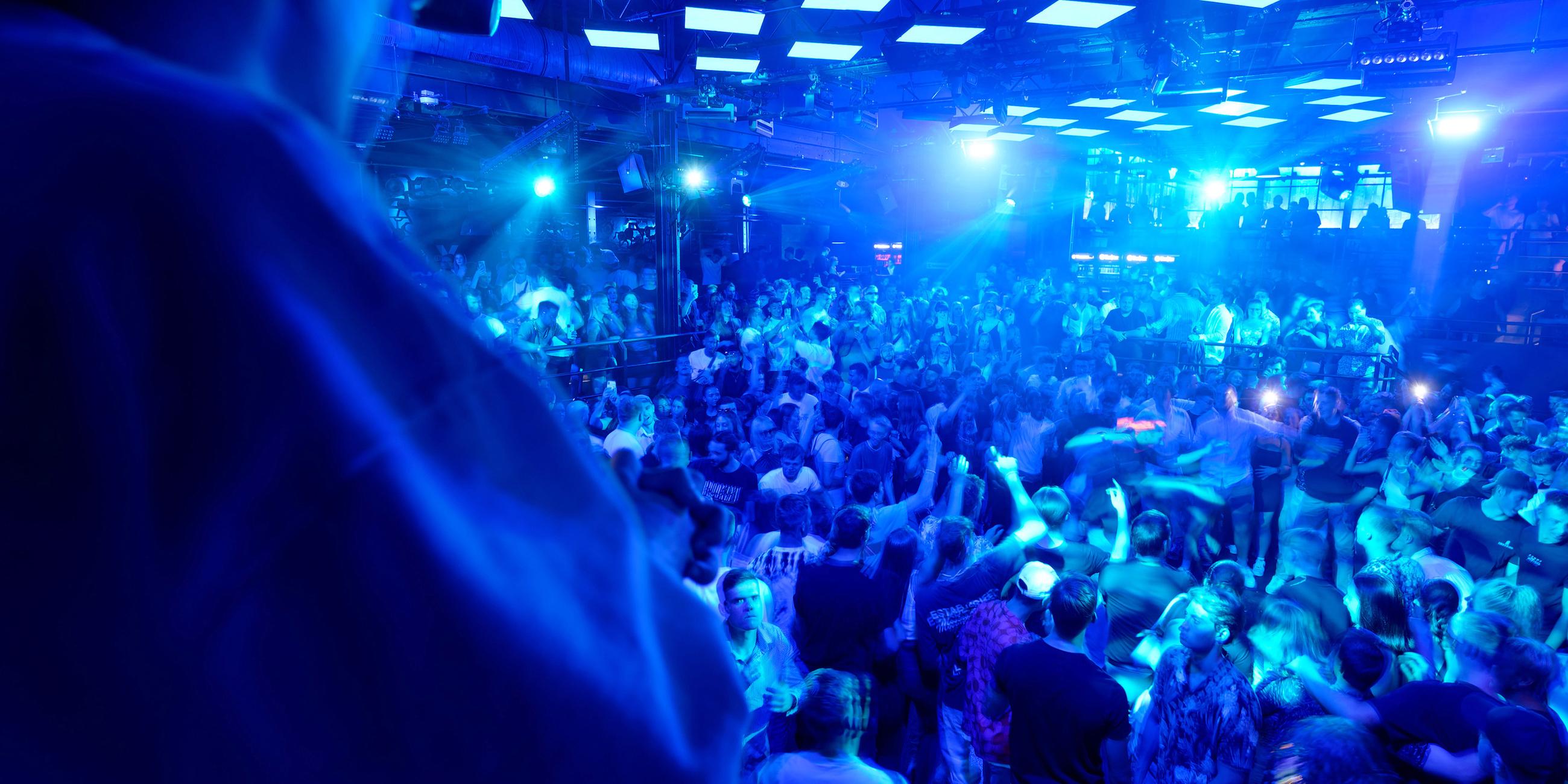 Gäste drängen sich auf einer der Tanzflächen im Kölner Club "Bootshaus"
