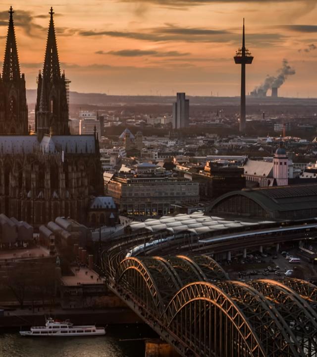 Stadtansicht Köln mit Dom am Abend