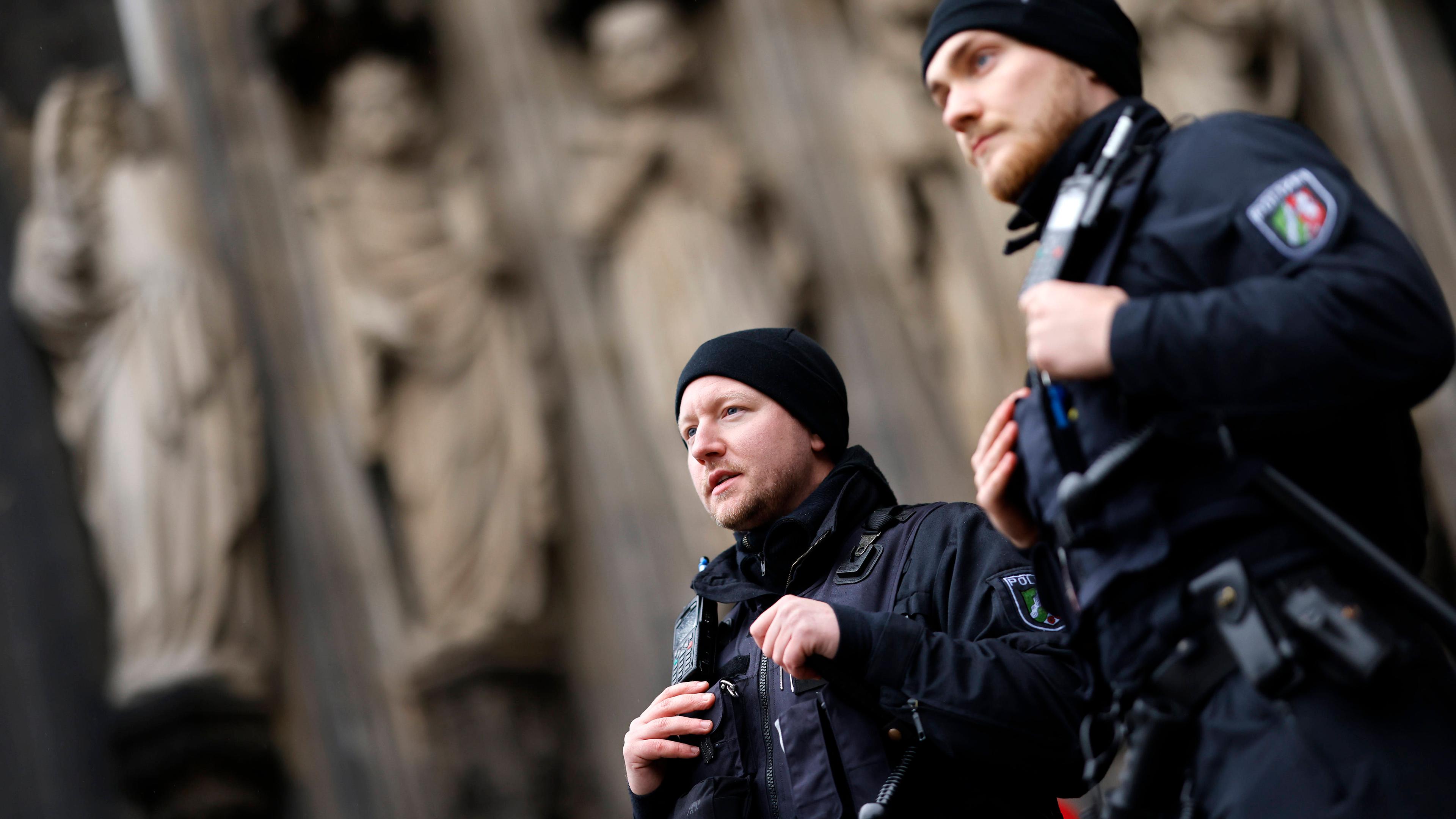 Rund um den Kölner Dom sind am 24.12.2023 Polizisten in Stellung gegangen. Zuvor ging eine Terrorwarnung ein.