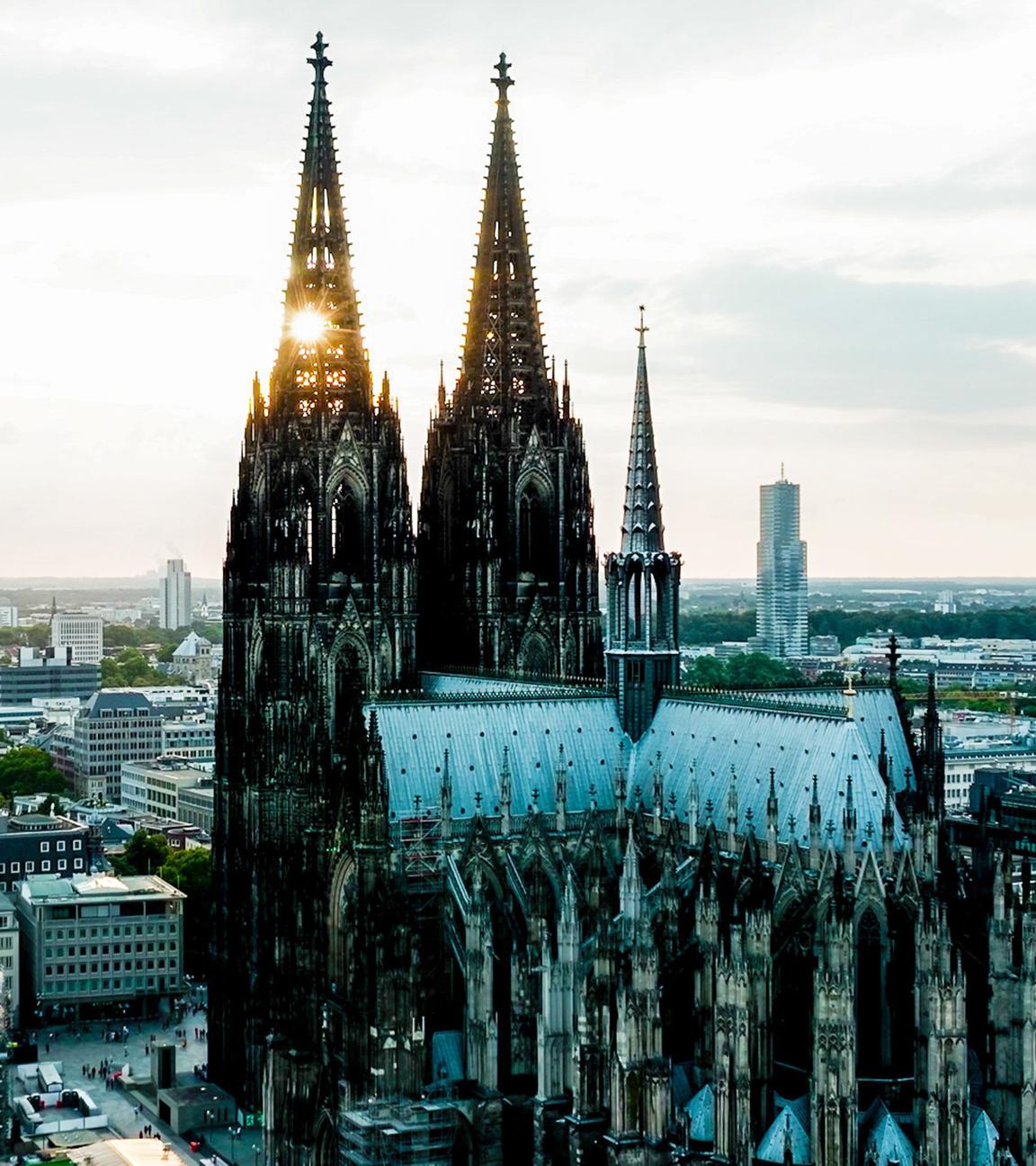 Blick von oben auf den Kölner Dom in der Abenddämmerung