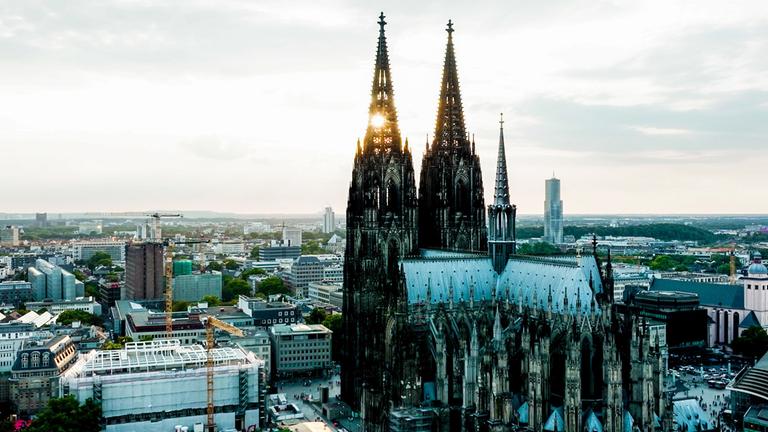 Blick von oben auf den Kölner Dom in der Abenddämmerung