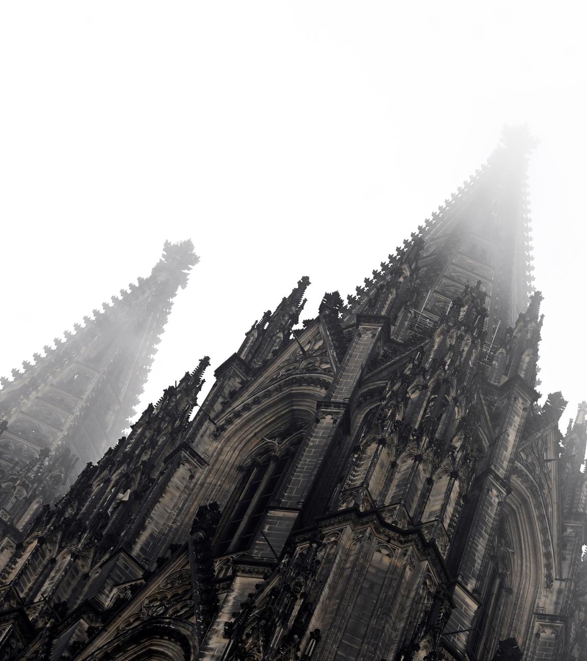 Im Nebel verschwinden die Türme des Kölner Dom.