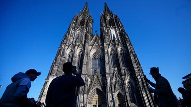Touristen fotografieren den Kölner Dom, aufgenommen am 05.03.2026