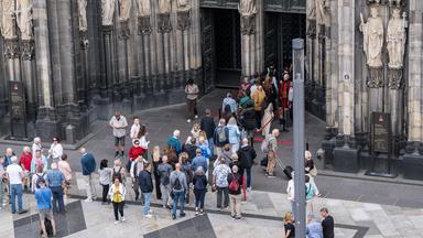 Besucher stehen vor dem Dom in Köln, aufgenommen am 02.06.2026