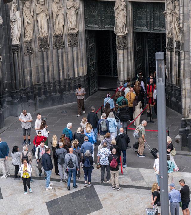 Erhalt und Betrieb des Kölner Doms kostet jedes Jahr rund 16 Millionen Euro. Besucher müssen ab dem 01. Juli Eintritt zahlen.