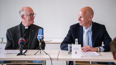Domprobst Monsignore Guido Assmann (l) und Domrendant Clemens van de Ven geben auf einer Pressekonferenz die neuen Eintrittspreise bekannt.