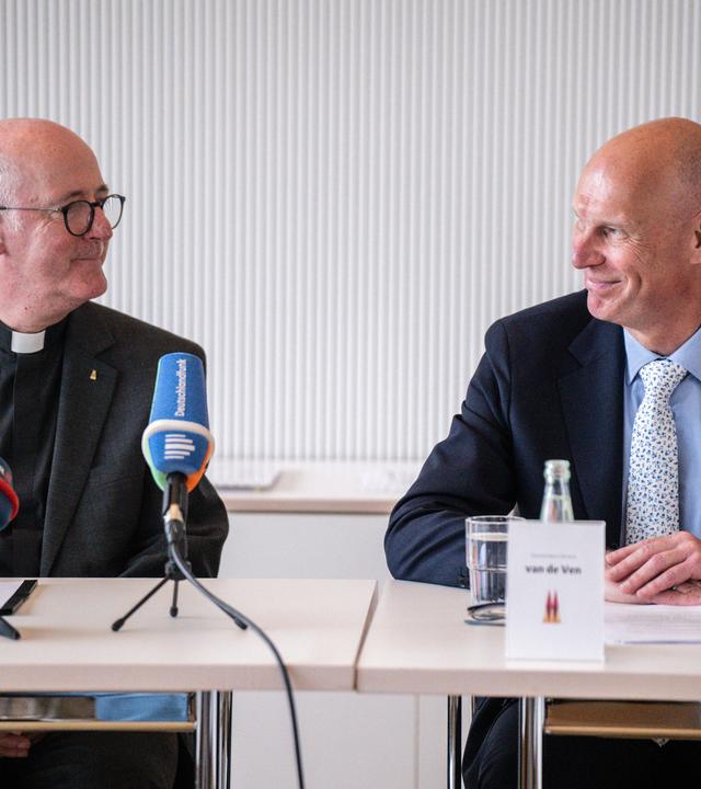 Domprobst Monsignore Guido Assmann (l) und Domrendant Clemens van de Ven geben auf einer Pressekonferenz die neuen Eintrittspreise bekannt.