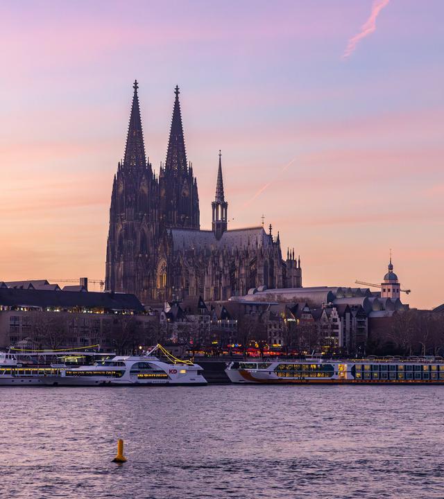 Die zwei Türme des Kölner Doms in der Dämmerung.