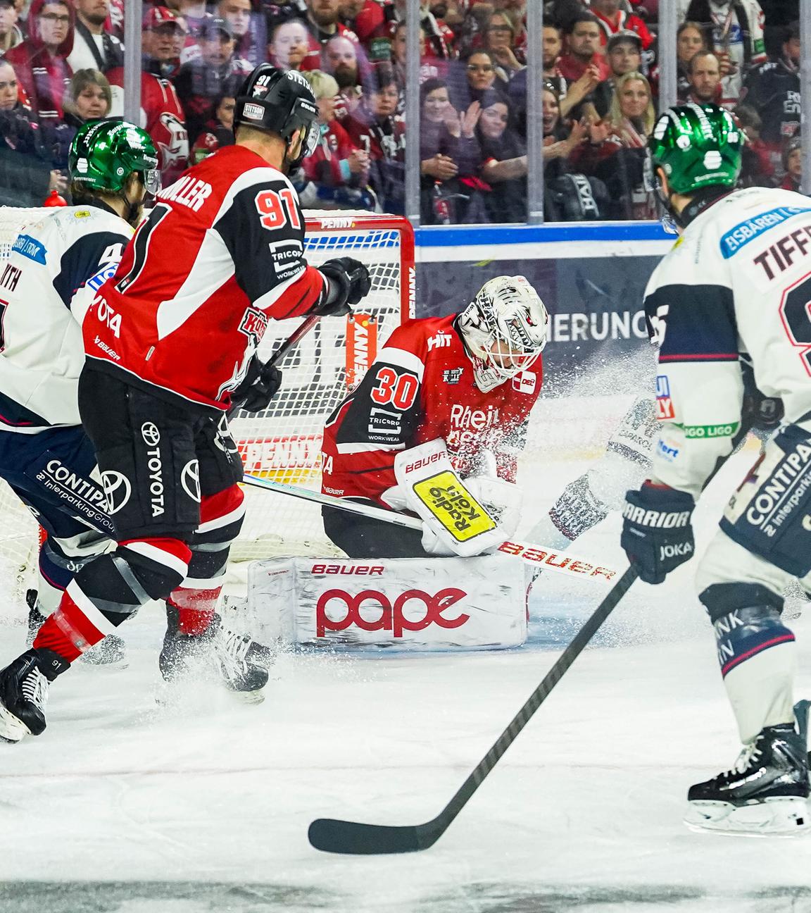 Janne Juvonen ( Köln) hält einen Berliner Torschuss
