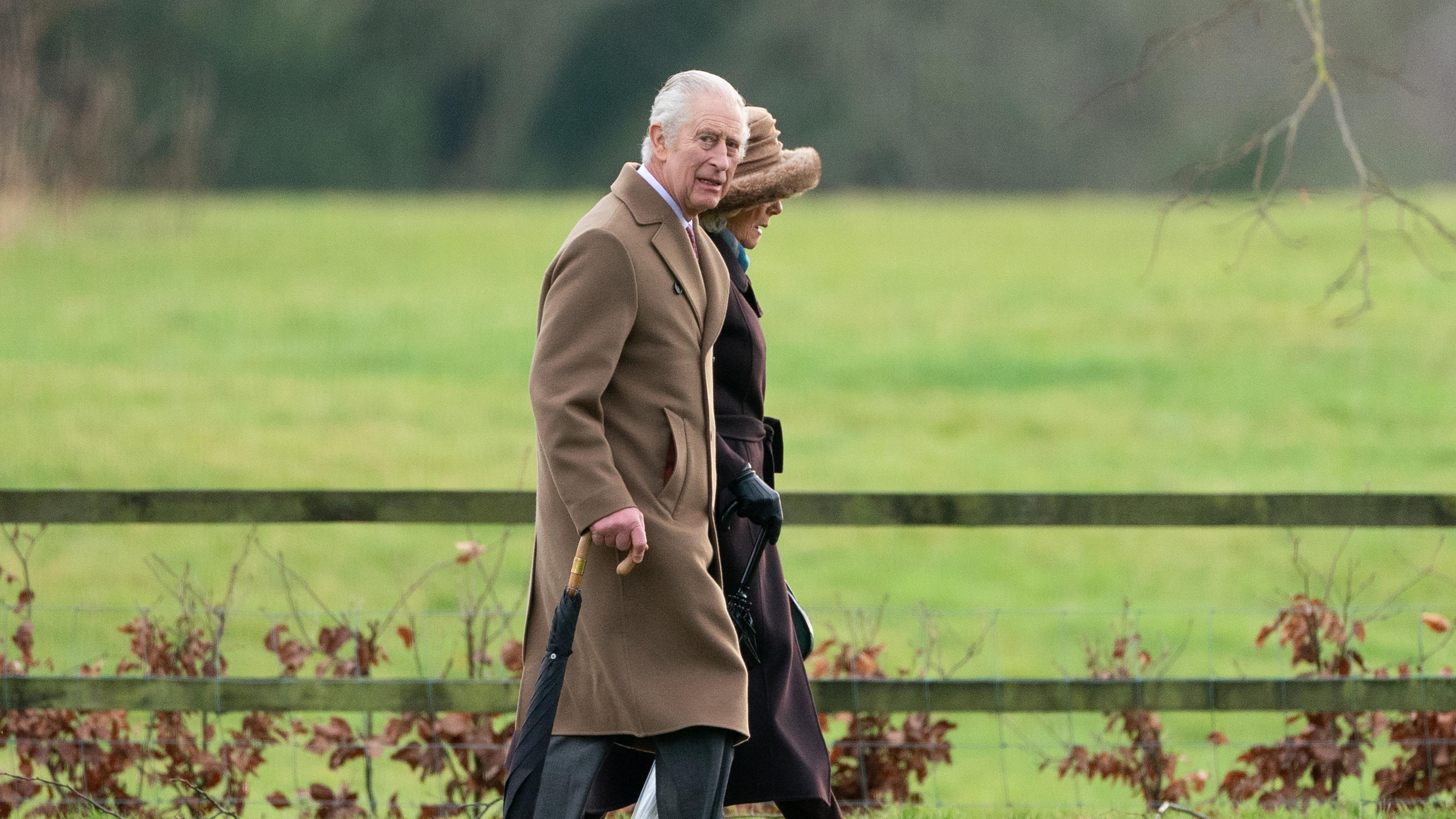 König Charles III. und Königin Camilla kommen zu einem Sonntagsgottesdienst in der St. Mary Magdalene Church in Sandringham am 04.02.2024.