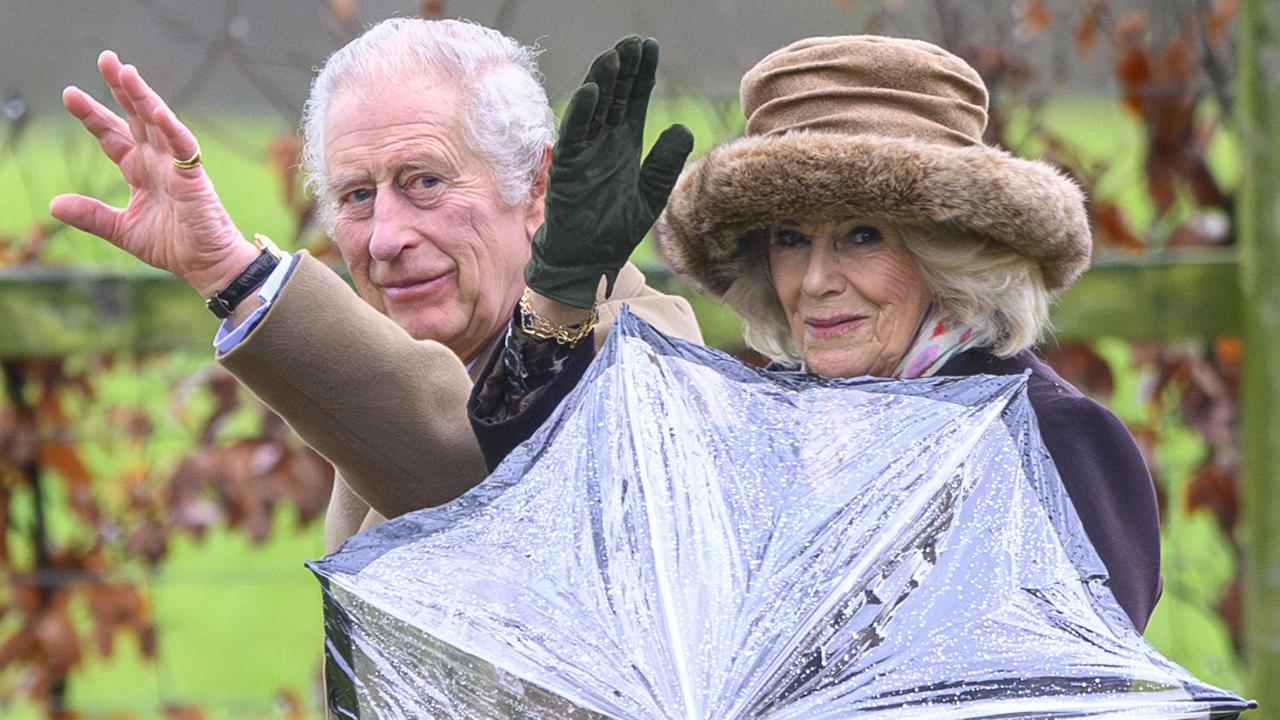 König Charles III. und Königin Camilla verlassen nach dem Besuch eines Sonntagsgottesdienstes die St. Mary Magdalene Church in Sandringham, Norfolk am 18.02.2024.