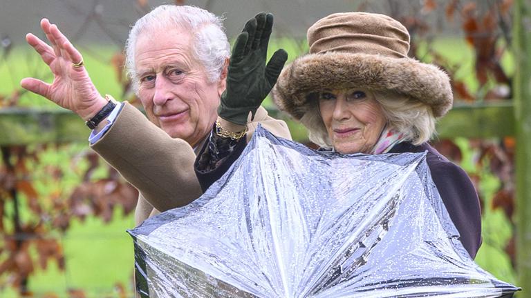 König Charles III. und Königin Camilla verlassen nach dem Besuch eines Sonntagsgottesdienstes die St. Mary Magdalene Church in Sandringham, Norfolk am 18.02.2024.