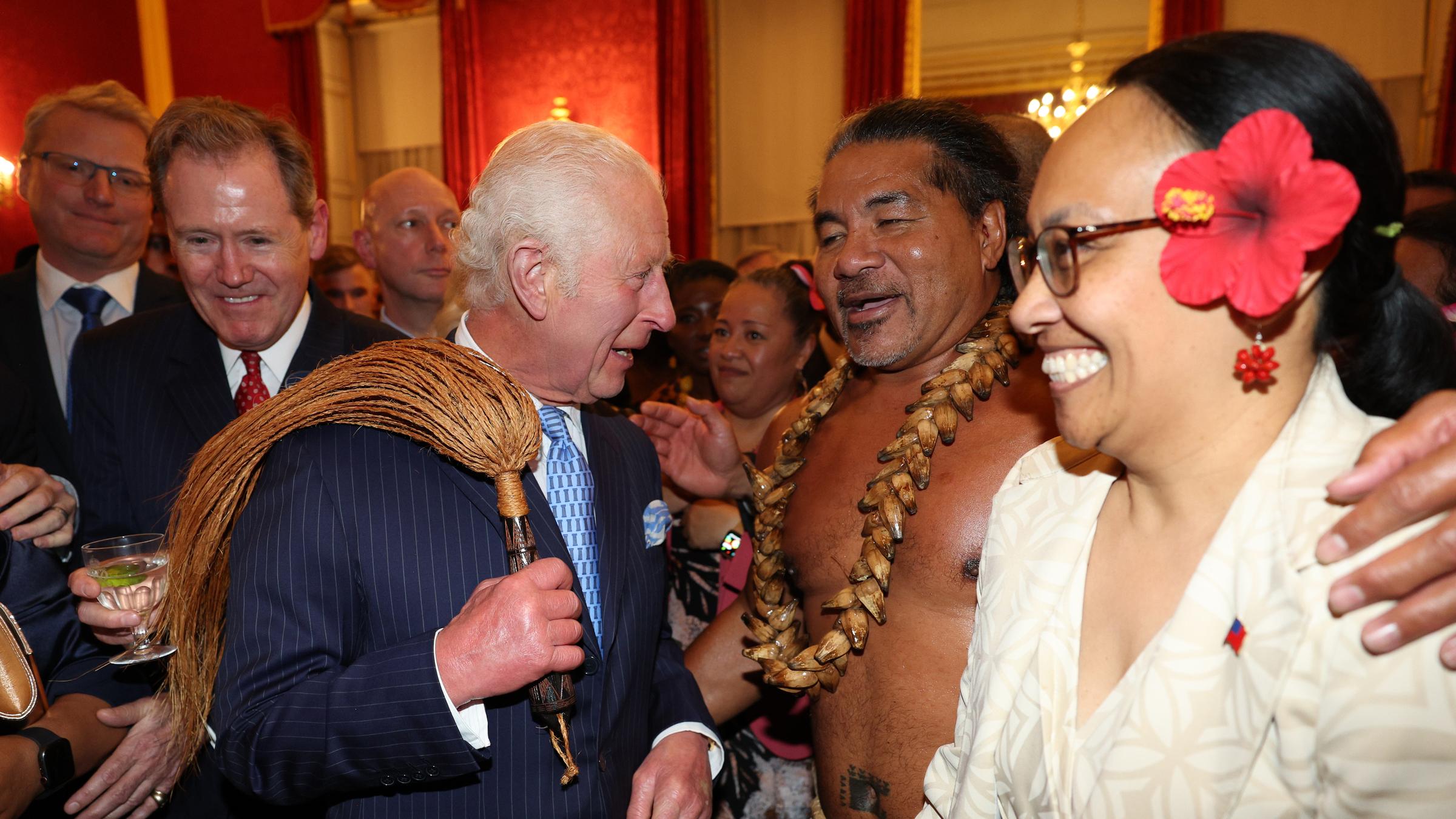 König Charles III. bekommt vom ehemalige samoanische Rugbyspieler Freddie Tuilagi Tanzbewegungen gezeigt.