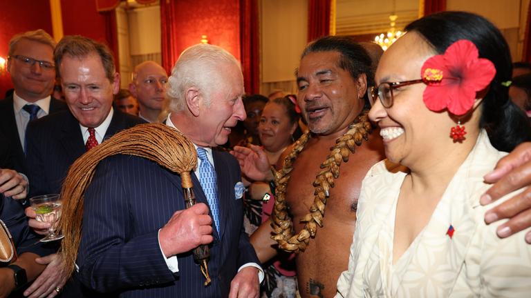 König Charles III. bekommt vom ehemalige samoanische Rugbyspieler Freddie Tuilagi Tanzbewegungen gezeigt.
