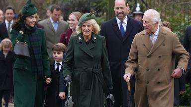 König Charles III spaziert mit Weihnachtsgästen