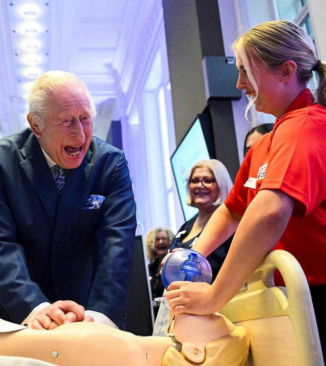 König Charles bei einer Erste-Hilfe-Übung