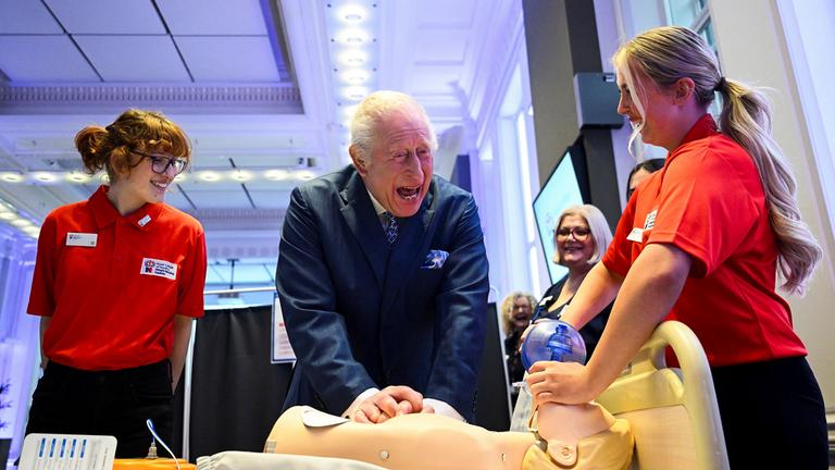 König Charles bei einer Erste-Hilfe-Übung