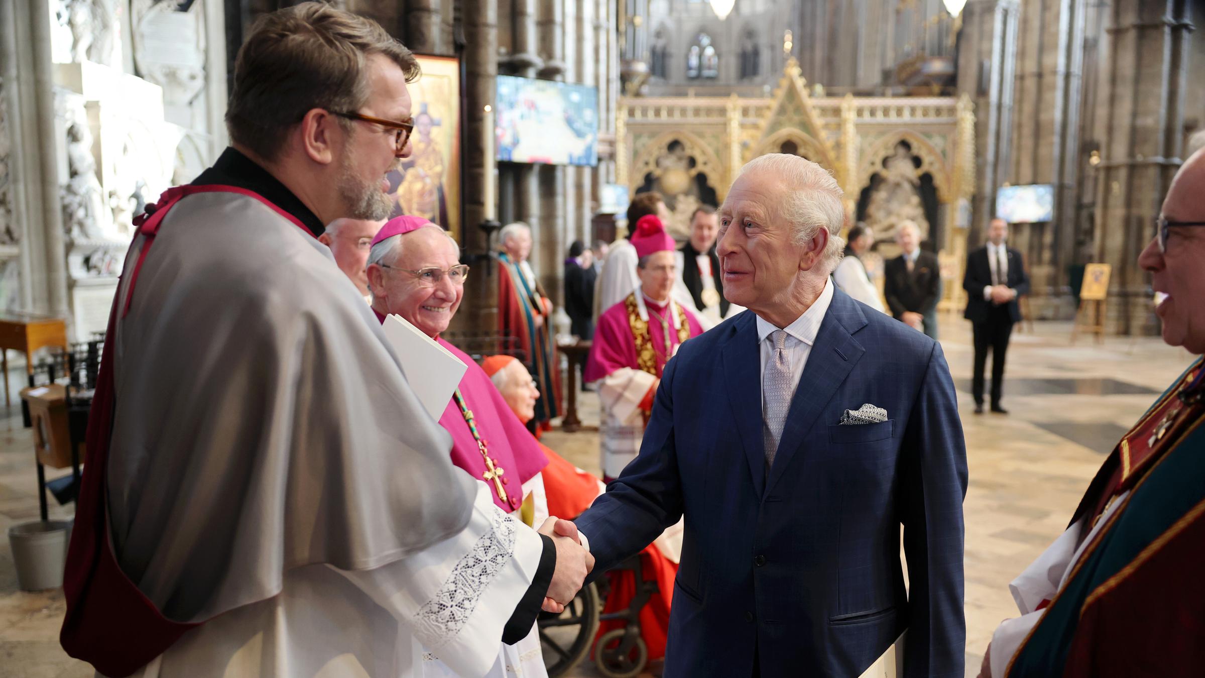 König Charles III. bei einem Adventsgottesdienst in der Westminster Abbey in London am 10. Dezember 2025 in London.