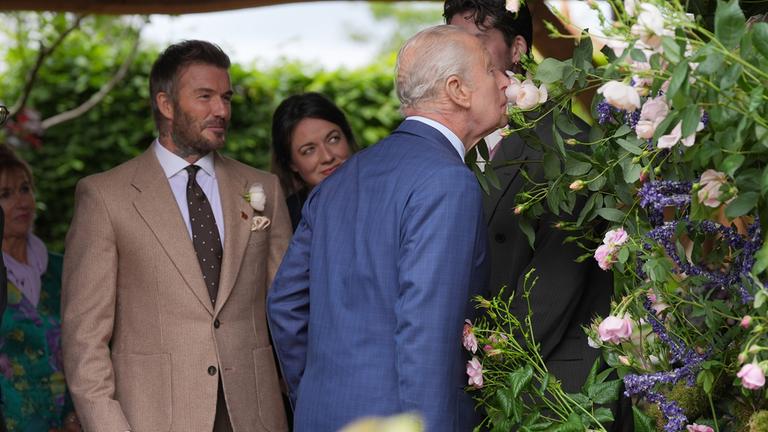 Bei der berühmten Gartenausstellung in London schnuppert Charles III. an einer Blüte.
