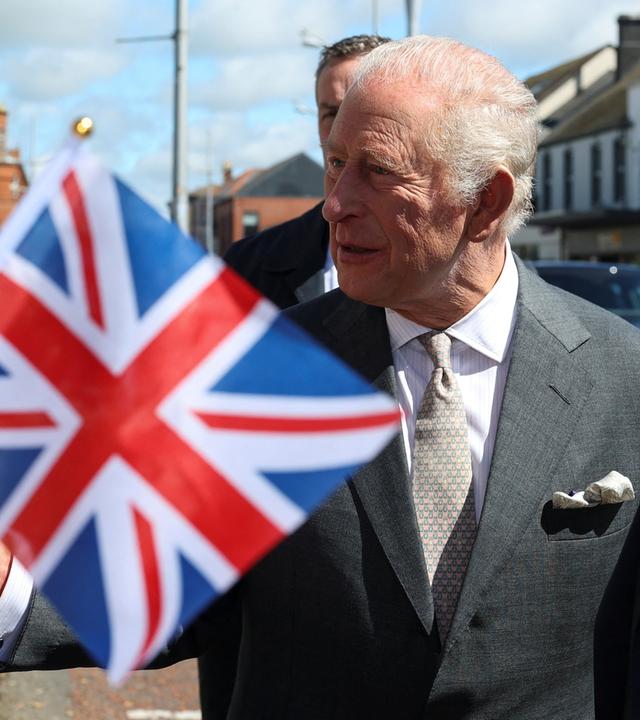 König Charles III. trifft bei einem Besuch im Newcastle Community Cinema auf Gratulanten. 