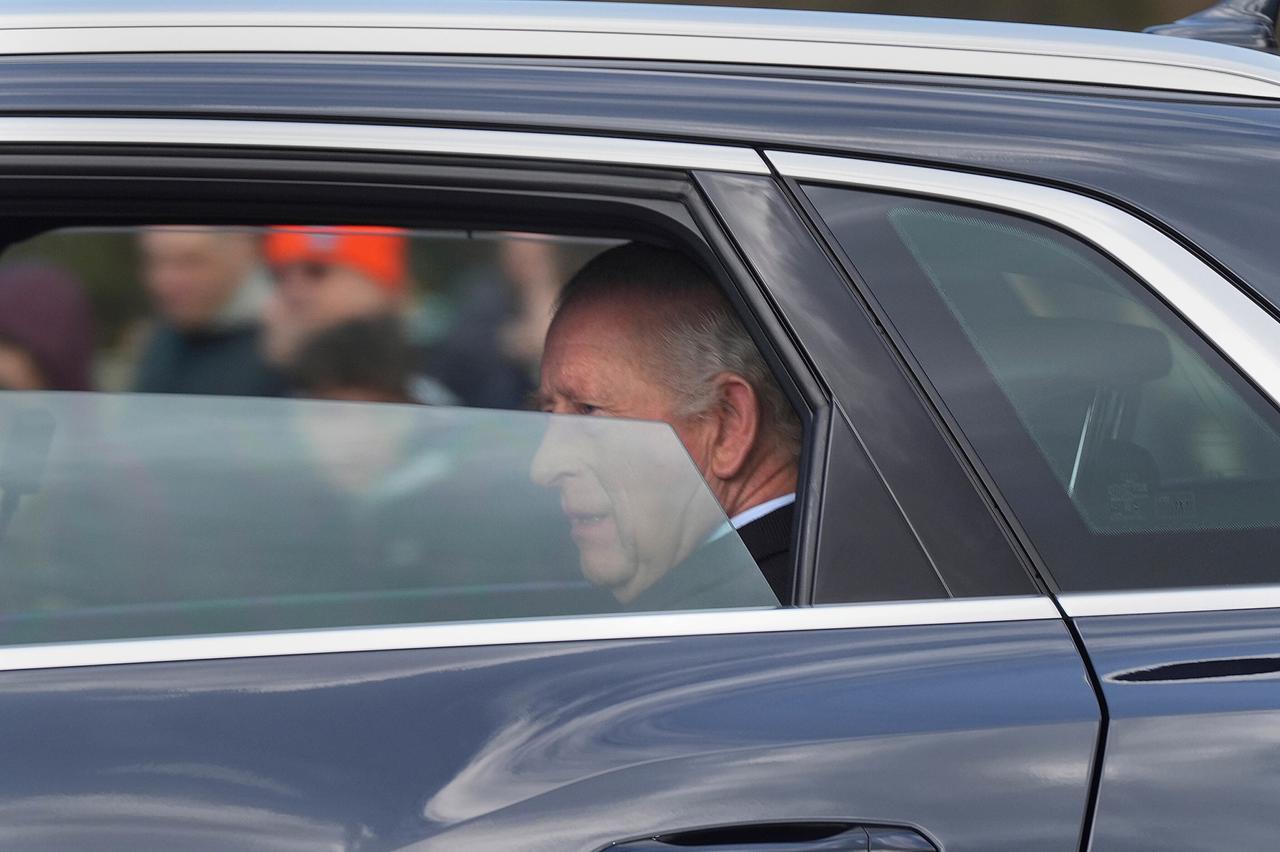 Der britische König Charles III. wird mit dem Auto von Clarence House, seinem Londoner Wohnsitz, entlang der Mall zum Buckingham Palace in London gefahren. 