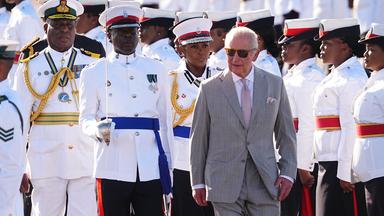 Das Bild zeigt König Charles vor einer Reihe Soldaten bei seinem Empfang auf den Bahamas.