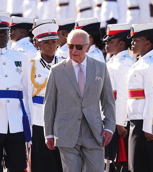 Das Bild zeigt König Charles vor einer Reihe Soldaten bei seinem Empfang auf den Bahamas.
