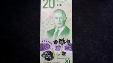 Auf dem Bild zu sehen: Eine neue kanadische 20-Dollar-Banknote liegt auf einem dunklen Hintergrund. Im Mittelpunkt der Banknote befindet sich ein Porträt von König Charles III.