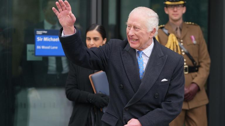 König Charles III. bei einem Besuch des Imperial College London 