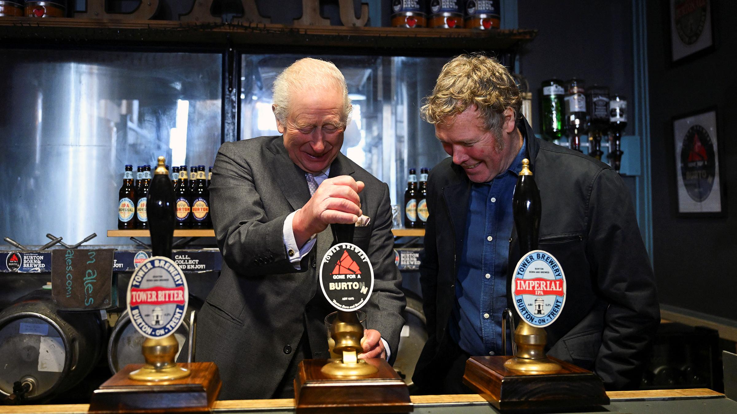 Der britische König Charles zapft sich ein Bier in einer Brauerei in "Burton upon Trent"