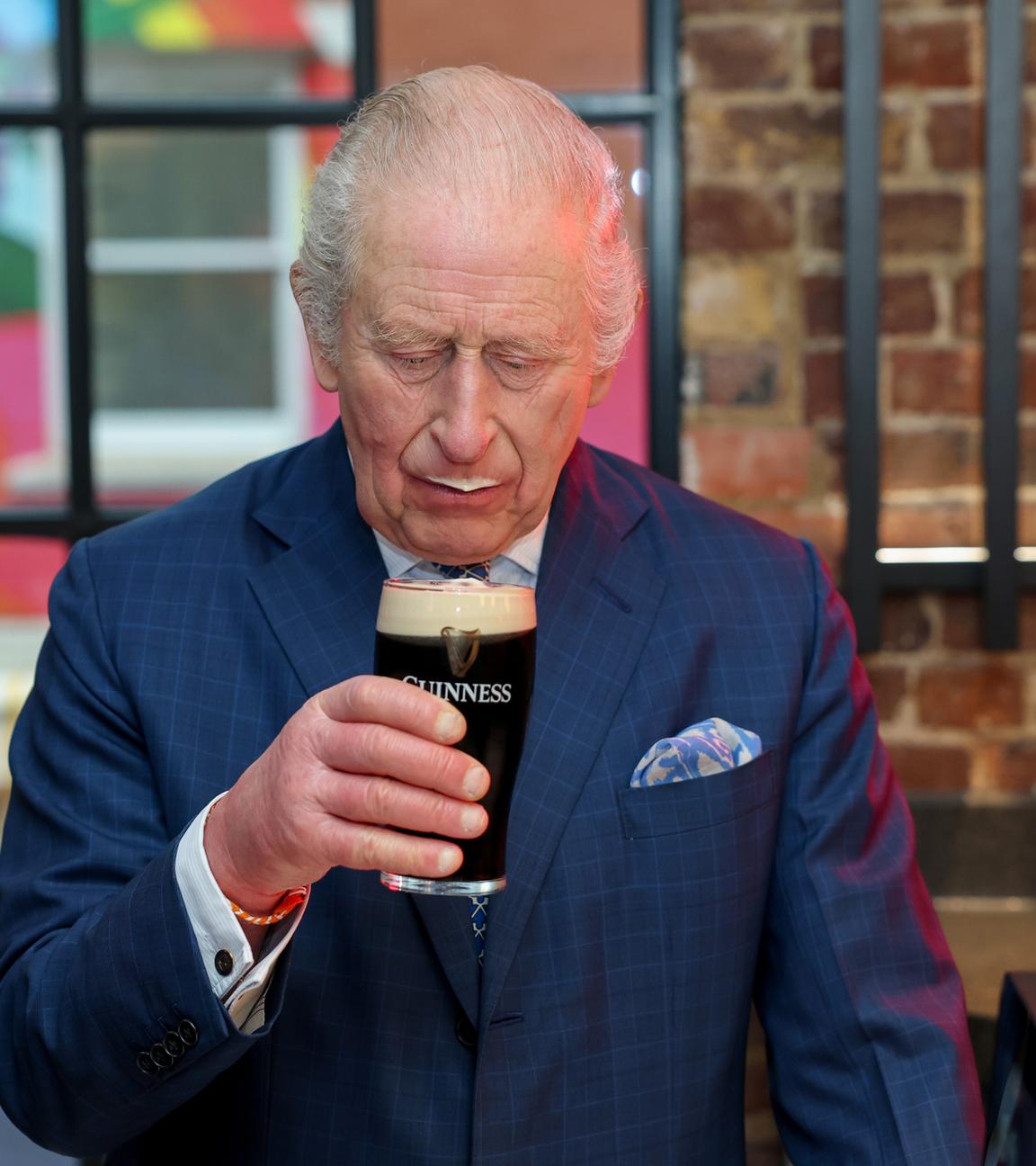 König Charles eröffnet Brauerei