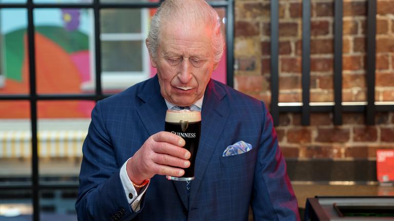 König Charles eröffnet Brauerei