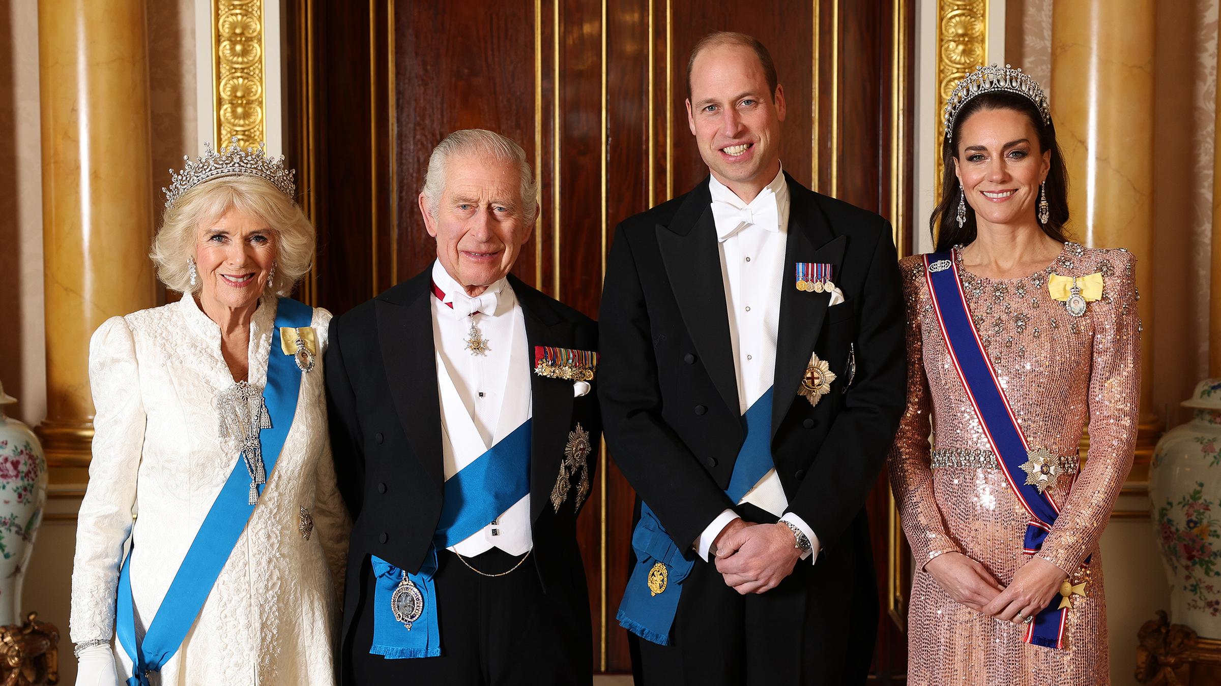 König Charles, Camilla, Prinz William und Prinzessin Kate im Buckingham Palast.