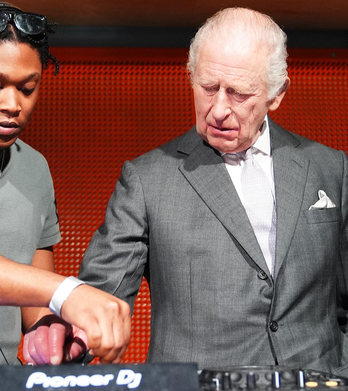 König Charles III. versucht sich in einem Kulturzentrum in Manchester als DJ.