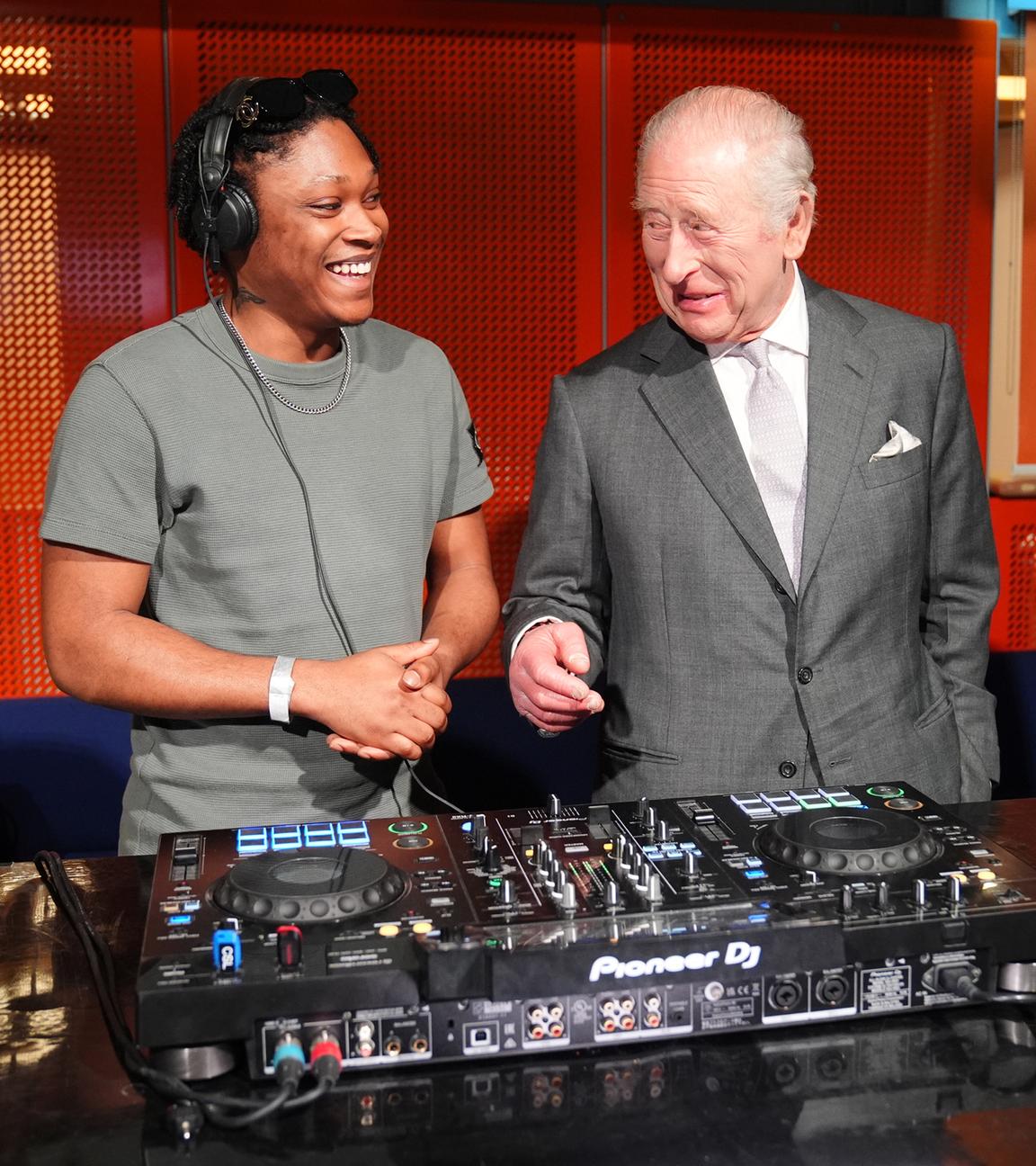 König Charles III. probiert sich als DJ
