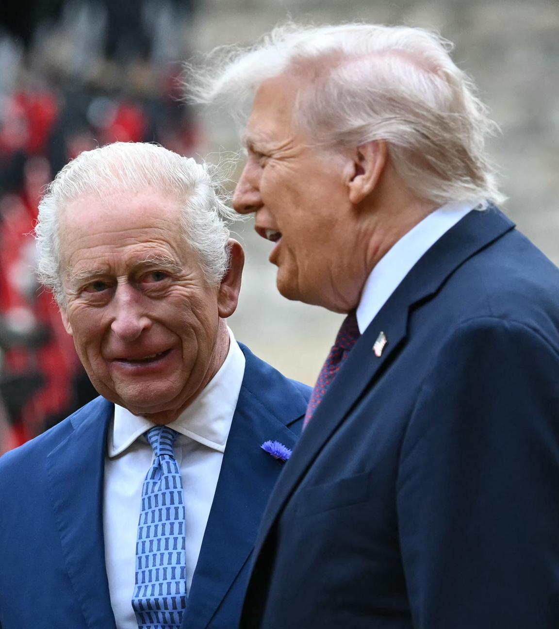 König Charles und Donald Trump stehen nebeneinander.