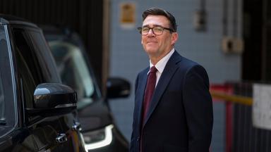 Großbritannien: London. Andy Burnham verlässt das Kongress Haus.