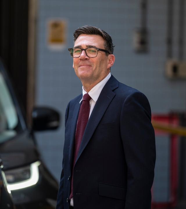 Großbritannien: London. Andy Burnham verlässt das Kongress Haus.