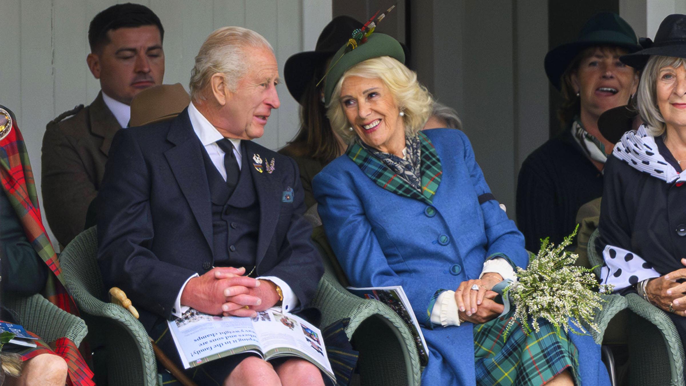 Gemeinsam mit seiner Frau Camilla hat König Charles gut gelaunt die schottischen Highland Games besucht. Vom Baumstamm- bis Hammerwerfen wurde einiges geboten. (08.09.2025)