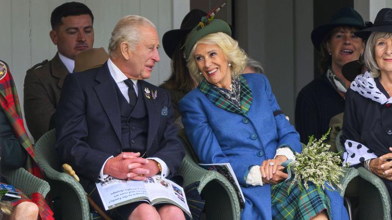 Gemeinsam mit seiner Frau Camilla hat König Charles gut gelaunt die schottischen Highland Games besucht. Vom Baumstamm- bis Hammerwerfen wurde einiges geboten. (08.09.2025)