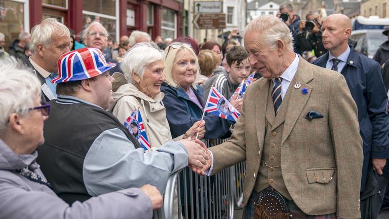 König Charles im Schottenrock auf Bauernmarkt