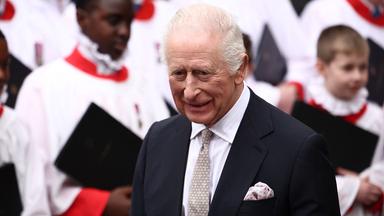 Großbritanniens König Charles III. verlässt die Feier zum Commonwealth Day in der Westminster Abbey in London.
