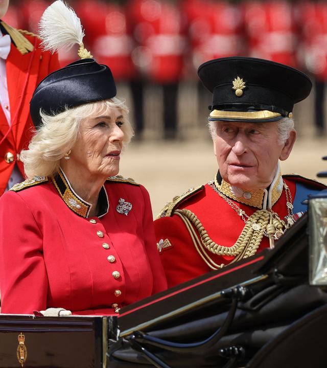 König Charles III. und Königin Camilla in einer Kutsche