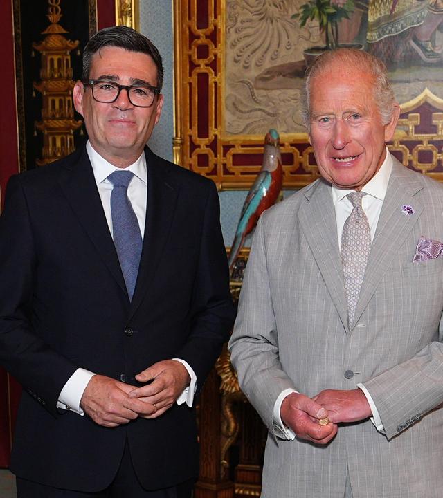 Großbritannien, London: König Charles III. (r) empfängt Andy Burnham bei einer Audienz im Buckingham Palace
