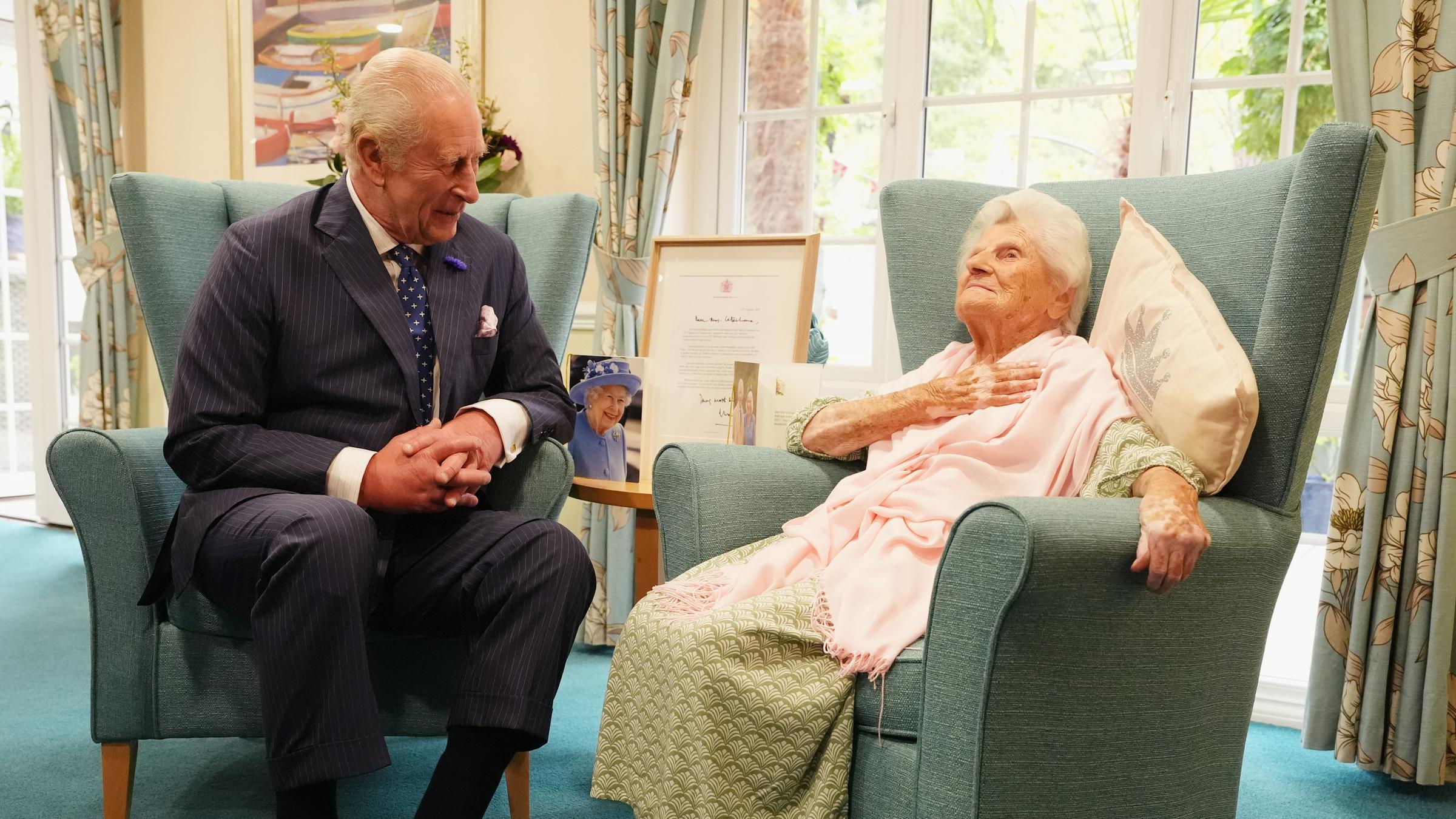 König Charles III trifft älteste Person der Welt