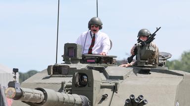 König Charles: Begeisterte Fahrt im Panzer